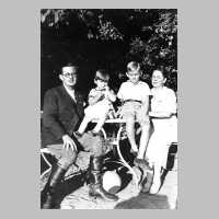 100-0026 Friedrich Christian Coelle mit Ehefrau Erna Coelle, geb. Steinke und den Kindern Friedrich-Wilhelm und Angelika Coelle.JPG
